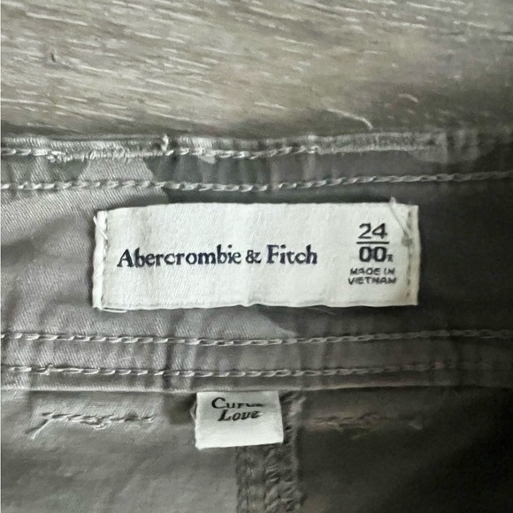 Women’s Abercrombie & Fitch - Curve Love- Relaxed Fit - Camo Cargo Pants - Picture 5 of 7